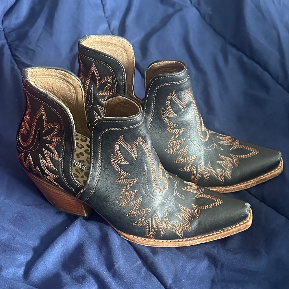 Ariat booties black with brown stitching